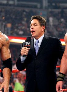 Mike Adamle , Special Guest Host da Raw? ( Actualizado) WWE-RAW-Batista-John-Cena-Mike-Adamle_1085782