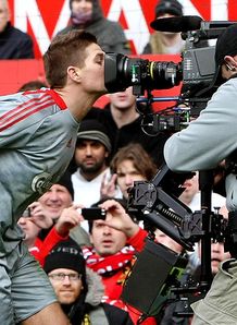 القائد يساند منافسي المانيو في ما تبقى من الموسم ويرفع معنوياتهم Steven-Gerrard-Manchester-United-Liverpool-Pr_2003423