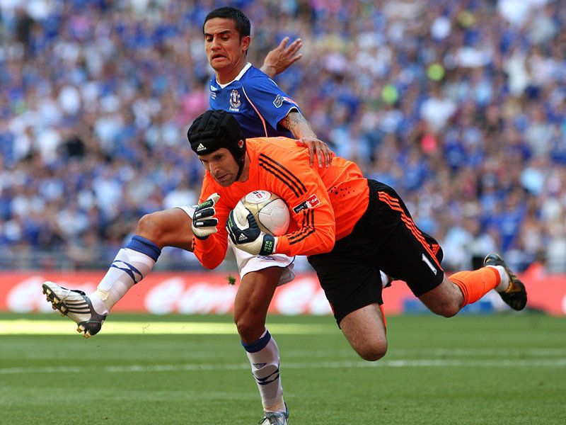 لامبارد يهدي تشيلسي الكاس Petr-Cech-saves-from-Tim-Cahill-FA-Cup-final_2312421