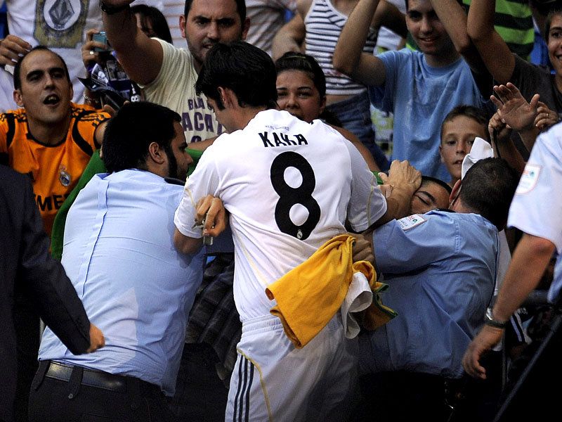 صور كاكا تخبل والله 2010 Kaka-Real-Madrid-Signing-Bernabeu-06_2323685