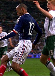 مدرب ايرلندا يسامح هنري Thierry-Henry-Hand-Ball-France-Republic-of-Ir_2386620