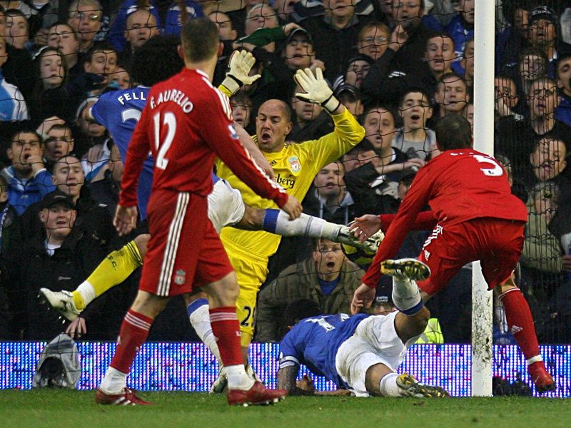 [La saison en images] 2009 - 2010 Everton-v-Liverpool-Jose-Reina-saves-from-Mar_2391111