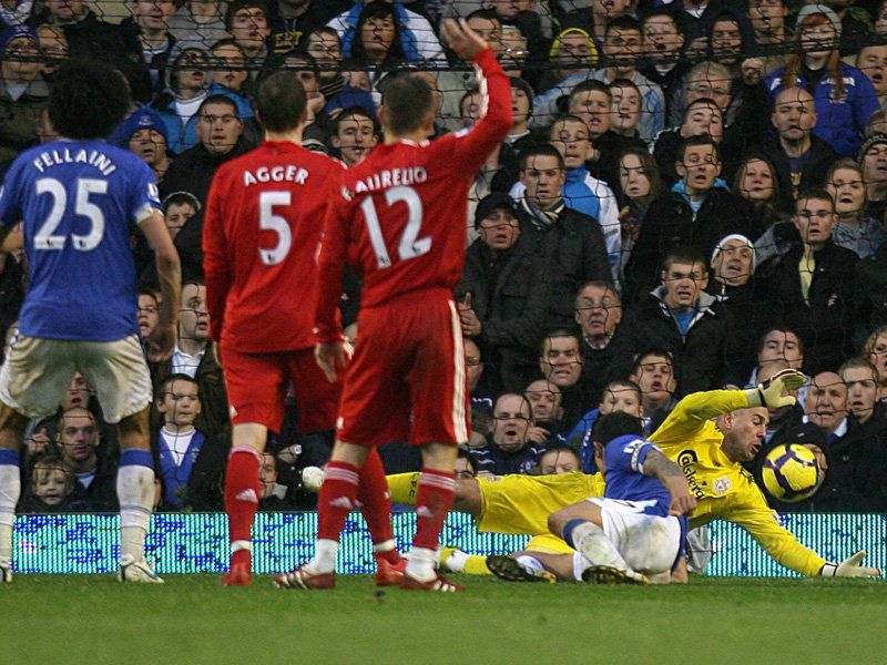 [La saison en images] 2009 - 2010 Everton-v-Liverpool-Jose-Reina-saves-from-Tim_2391110