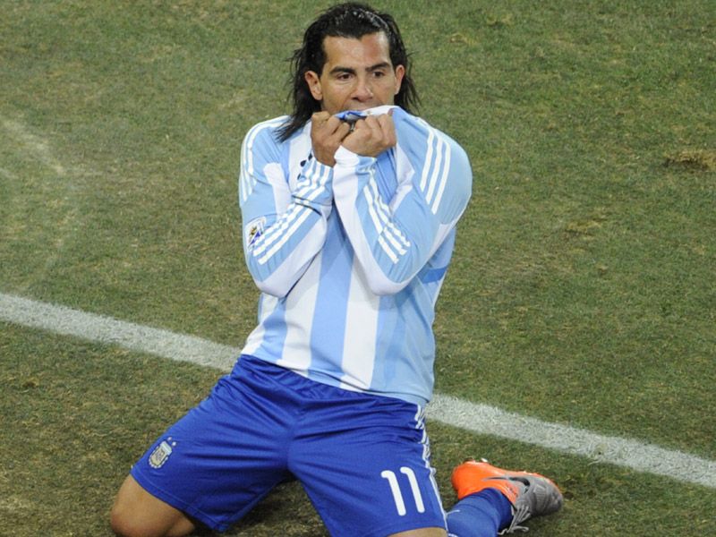 صور هدف الارجنتين كارلوس تيفيز افضل هدف فى المونديال 2010 Arg-v-Mex-9-Carlos-Tevez-on-knees_2471289