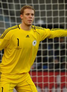 Neuer future uncertain Arg-v-Ger-6-Manuel-Neuer-lines-up-wall_2473680