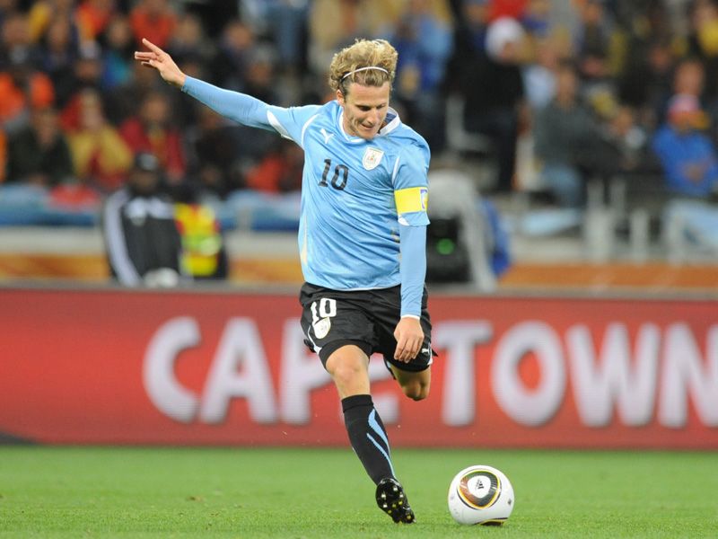 صور في لقاء هولندا اوروجواي 2010 Uruguay-v-Holland-Diego-Forlan-scores_2474732