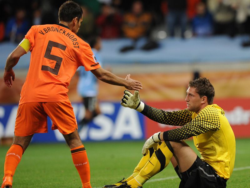 صور في لقاء هولندا اوروجواي 2010 Uruguay-v-Holland-Giovanni-van-Bronckhorst-ge_2474748