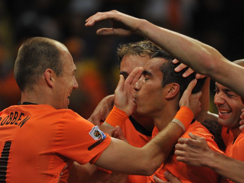 ::: هولندا الى النهائي بد فوزها على الاورغواي في مباراة مثيرة  Uruguay-v-Holland-Giovanni-van-Bronckhorst-mo_2474718