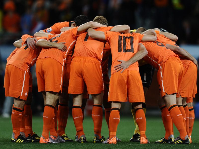  ::: هولندا الى النهائي بد فوزها على الاورغواي في مباراة مثيرة  Uruguay-v-Holland-Holland-huddle_2474702