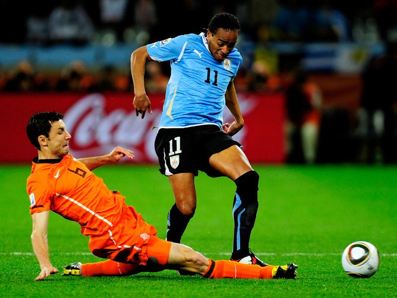  ::: هولندا الى النهائي بد فوزها على الاورغواي في مباراة مثيرة  Uruguay-v-Holland-Mark-Van-Bommel-Alvaro-Pere_2474706