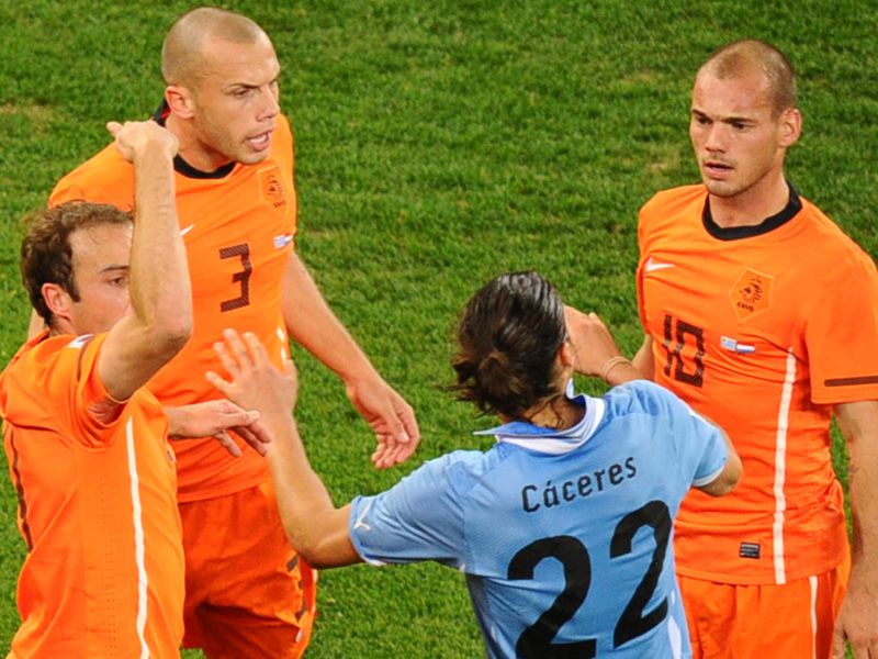 صور في لقاء هولندا اوروجواي 2010 Uruguay-v-Holland-Martin-Caceres-gets-told-of_2474731