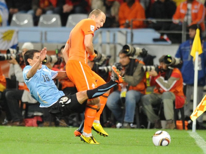 صور في لقاء هولندا اوروجواي 2010 Uruguay-v-Holland-Maximiliano-Pereira-Arjen-R_2474727