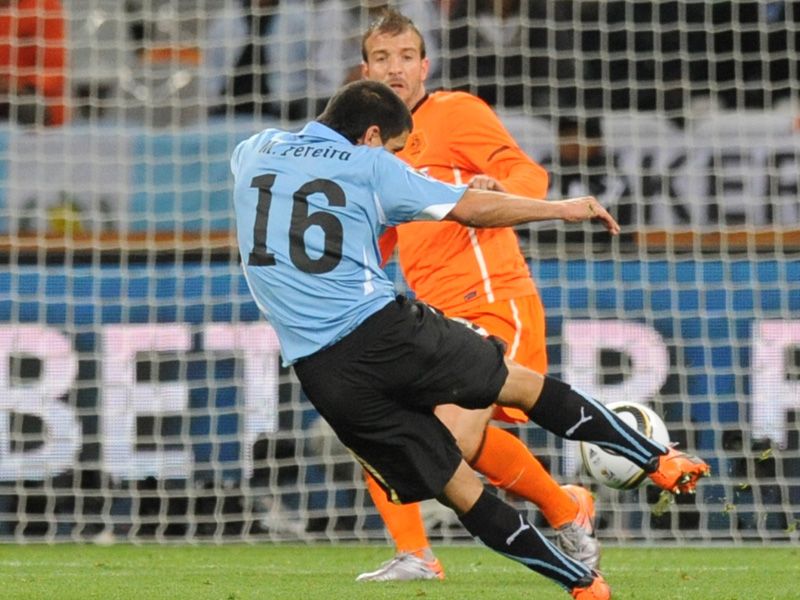 صور في لقاء هولندا اوروجواي 2010 Uruguay-v-Holland-Maximiliano-Pereira-shoots_2474749