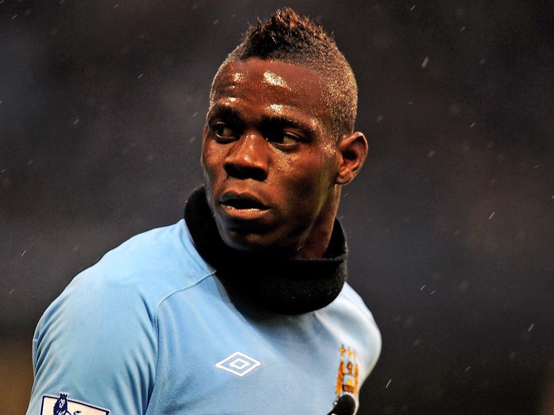 صور للنجم سوبر مشاكل ماريو بالوتيلي Mario-Balotelli-Snood_2539518