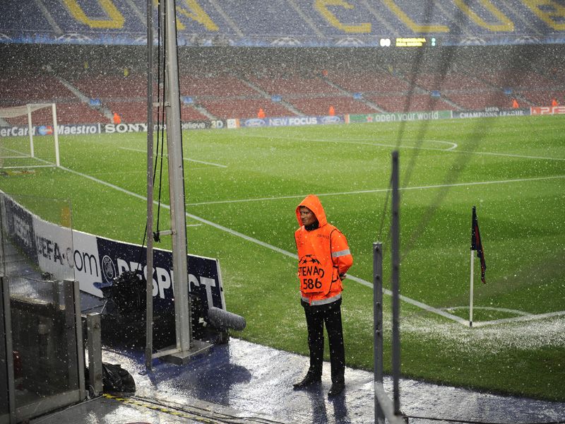 مباراة برشلونة وريال مدريد في نصف نهائي دوري ابطال اوربا Barcelona-v-Real-Madrid-rain-before-kick-off_2592574