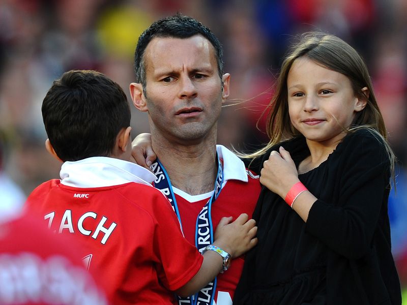 تتويج جميــــــع الفرق + صوووور  Ryan-Giggs-Manchester-United-Champions-Premie_2600042