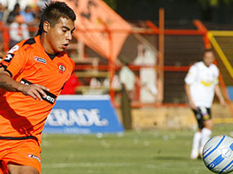 Cobreloa recibirá $690 millones por los traspasos de Aránguiz y Vargas File_20150825153658