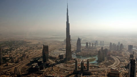 DUBAÏ : ILS ONT CONSTRUIT LA 2e "TOUR DE BABEL"! AFP_100104burj-dubai_8