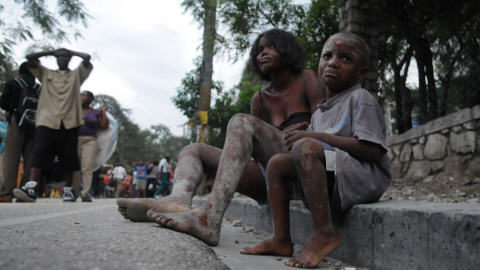 SÉISME EN HAÏTI : L'AIDE HUMANITAIRE S'ORGANISE... PC_100114haiti-enfants-rue_8