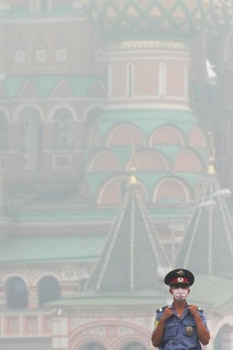 Russie : Records de chaleur à Moscou !!! AFP_100808moscou-smog-policier_p5