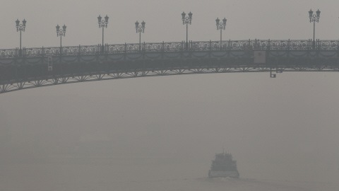 Russie : Records de chaleur à Moscou !!! AFP_100808moscou-smog-bateau_8