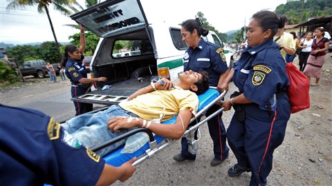 Catastrophes naturelles: que fait Dieu ? AFP_110919_p53d3_civiere-seisme-guatemala_8