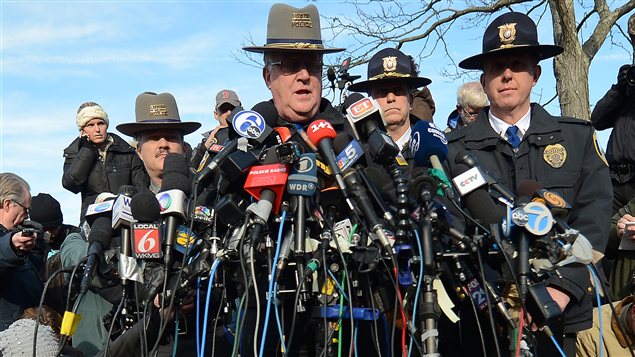 Tuerie horrible au Connecticut : Newtown va inhumer ses victimes... AFP_121215_905xo_police-newtown-vance_sn635