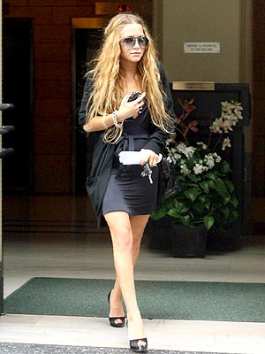 28-06-06 - MK leaving an LA building Mary_kate_olsen