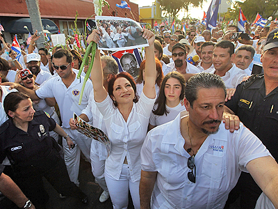 Estrellas marchan en apoyo a "las Damas de Blanco" Gloria-Estefan-Marcha-400
