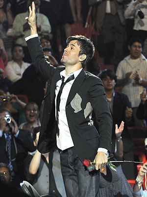 صور ل enrique iglesias ............... Enrique_Iglesias_04_300