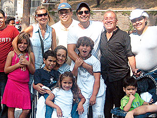 FOTITOS DE CHAYANNE Chayanne_fam_8.11.09