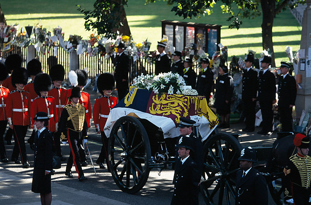 The University of Solar System Studies - Page 22 Diana_funeral_01a