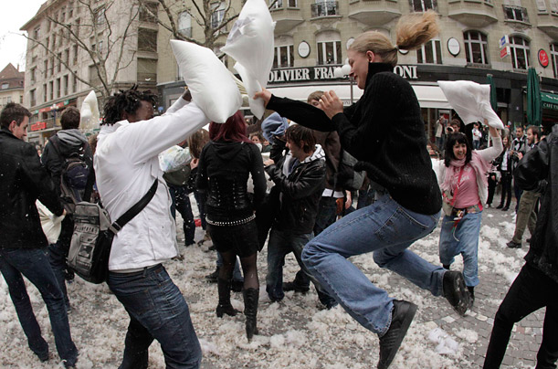 உலக தலையணை சண்டை நாள் Pillow_fight_04