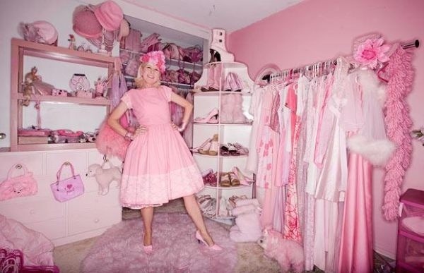 Pink color - Page 8 Nabytok-dom-farba-oblecenie-barbie-ruzova-posadnutost-Kitten-Kay-Sera