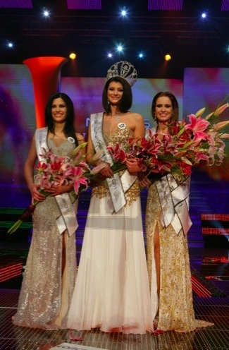 2011 | MU | Slovakia | Dagmar Kolesárová Dagmar-Kolesarova-Miss-Universe-2011-5-3-2011-Romana-Prochazkova-Miriama-Matusova-Foto-Jan-Zemiar