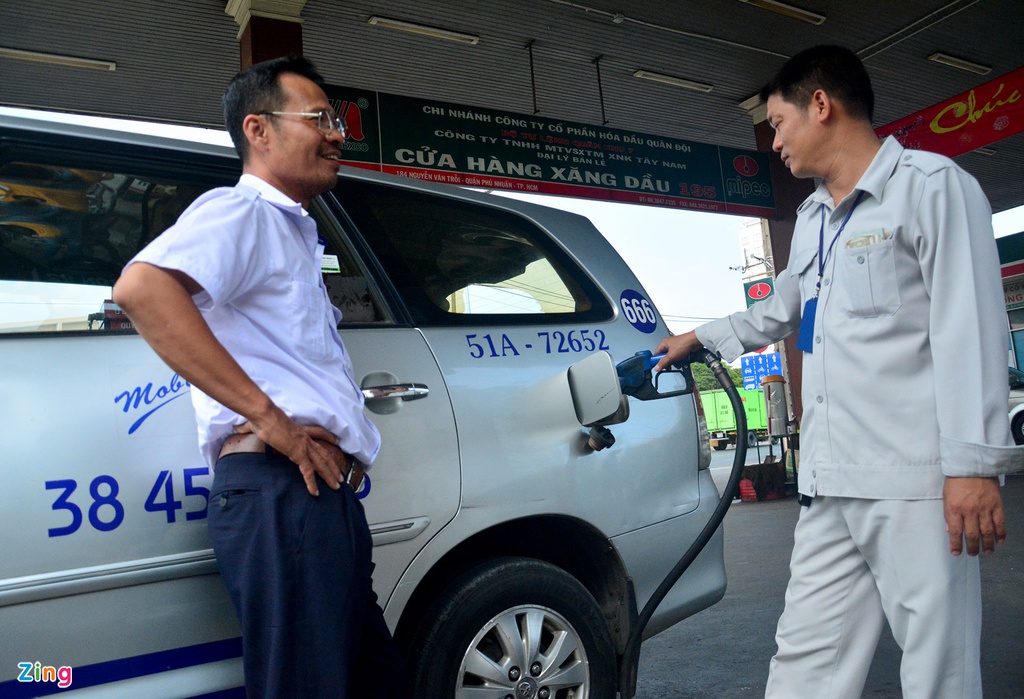 Cà Mau : Người dân hồ hởi đổ xăng với giá rẻ kỷ lục Xang_6_zing