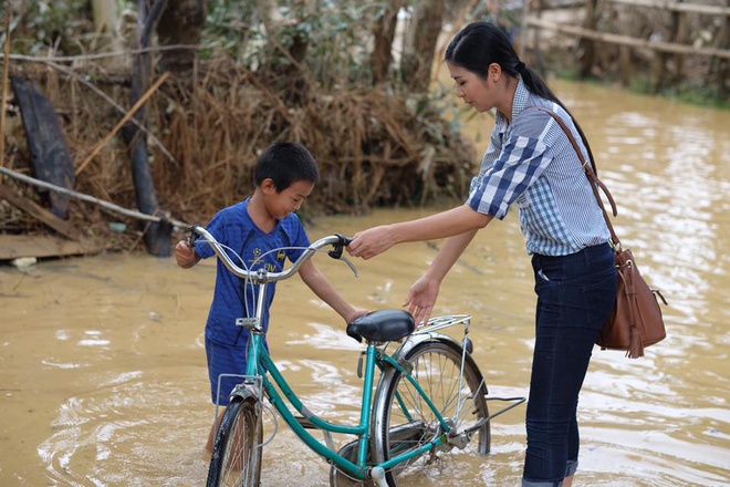 Ngọc Hân bỏ sinh nhật mẹ đi từ thiện ở vùng ngập sâu 10 m Ngoc_han1