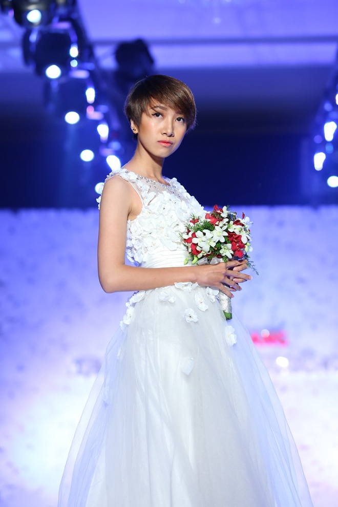 Thanh Hằng diện váy cưới xuyên thấu trên sàn diễn THANHHANG_11