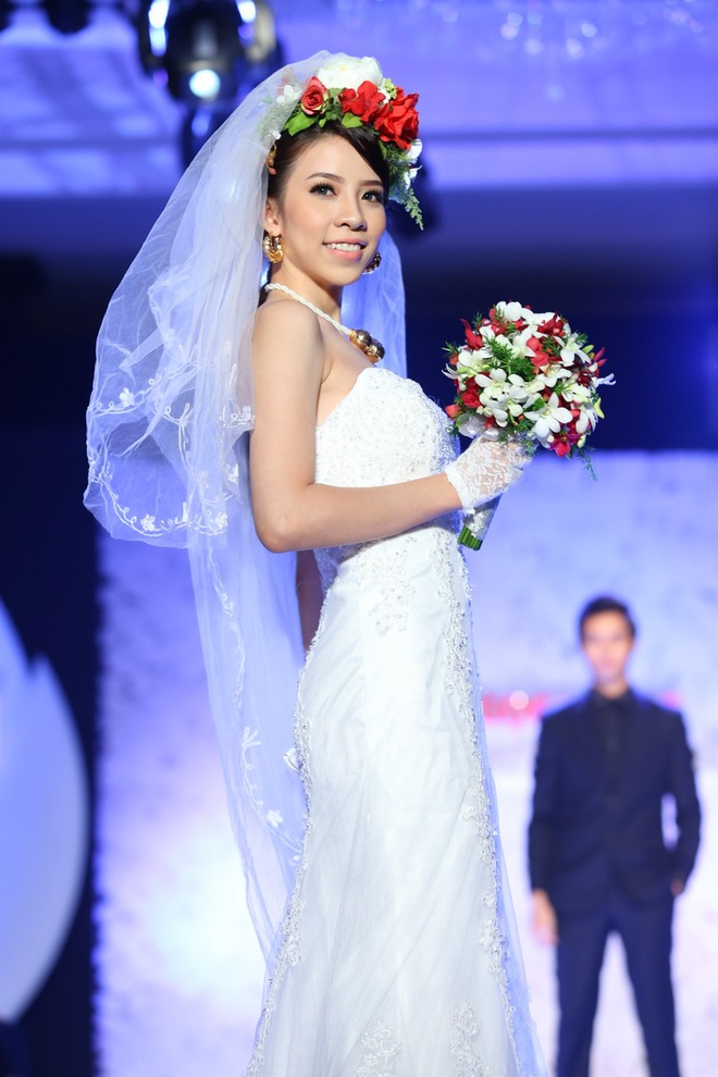 Thanh Hằng diện váy cưới xuyên thấu trên sàn diễn THANHHANG_14