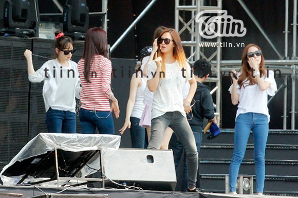 [PIC][22-03-2014]SNSD xuất phát đi Việt Nam để tham dự "2014 HEC KOREA FESTIVAL in Viet Nam" vào sáng nay Snsdqk7