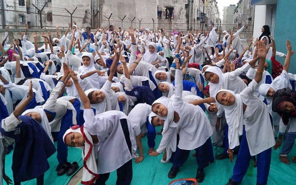 Muslim woman gives yoga practice! Surat%20yoga