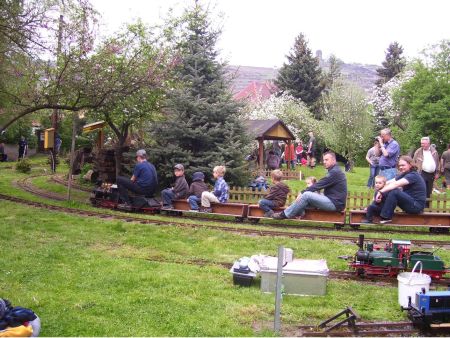 Impressionen aus der Welt der personenbefördernden Gartenbahn Mbc-10-4