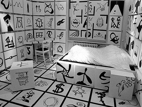 اجمل المنازل الزجاجيه بالعالم و اغرب و احدث الغرف لحقوووا  Hotel-room-with-crazy-symbols