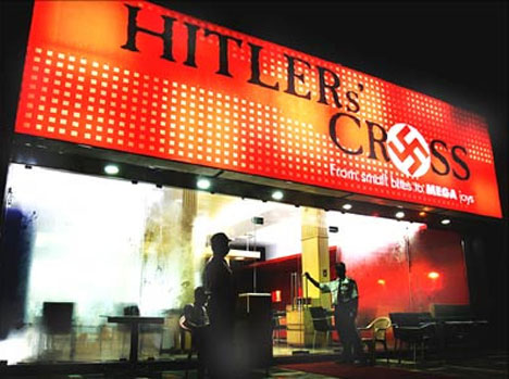 El bar que se saltó la Transición - Página 2 Hitlers-cross