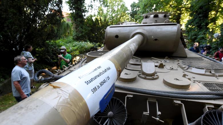 Policía alemana encuentran los tanques de la Segunda Guerra Mundial en un sótano de una Villa Suche-nach-Kriegswaffen-in-Heikendorf