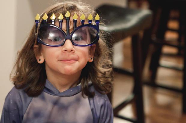 Der Zerfall des amerikanischen Judentums Girl-in-Hanukkah-Glasses