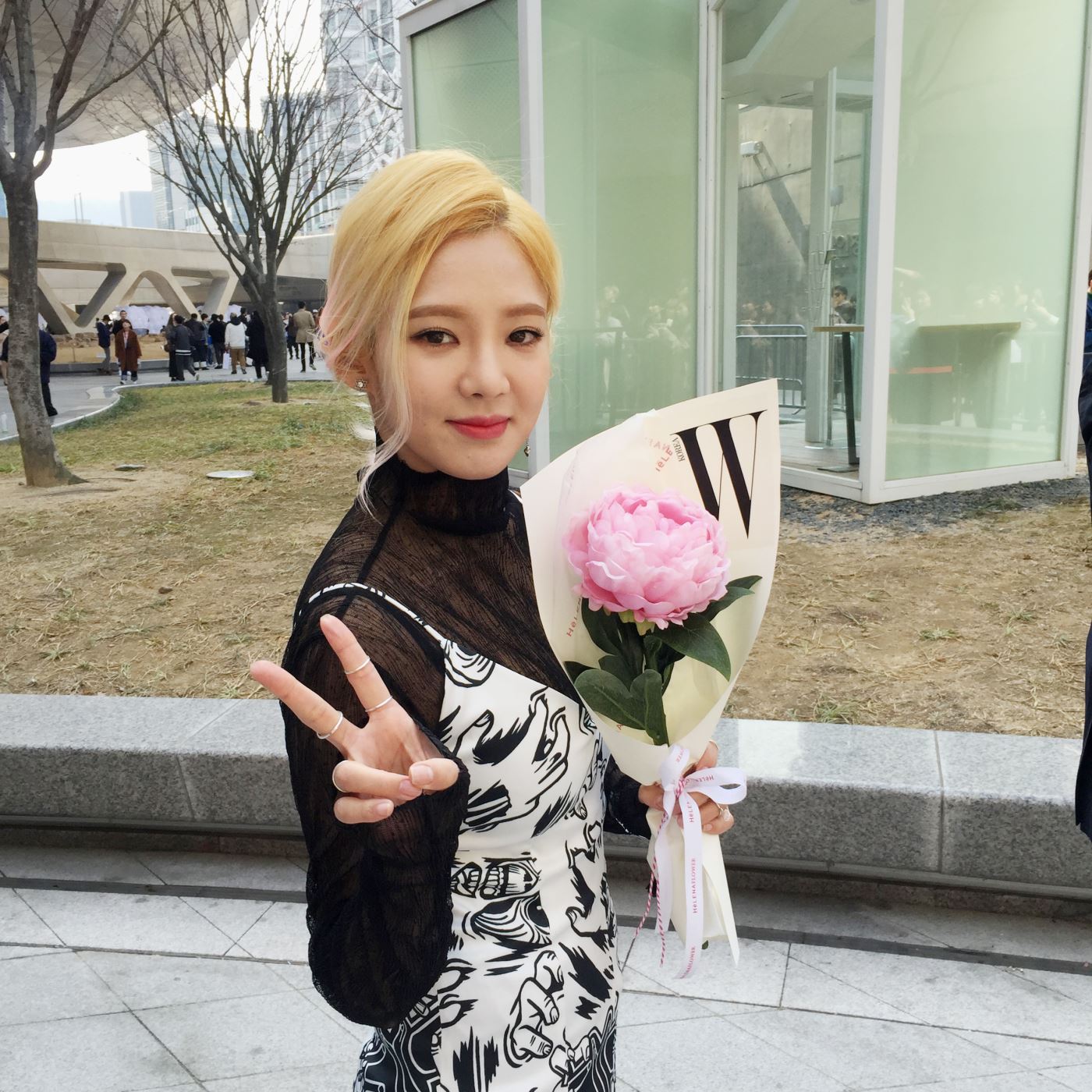 [PIC][23-03-2016]HyoYeon tham dự Show diễn của thương hiệu "KYE" trong khuôn khổ "HERA SEOUL FASHION WEEK S/S 2016'" vào trưa nay  Style_571dc170cec70