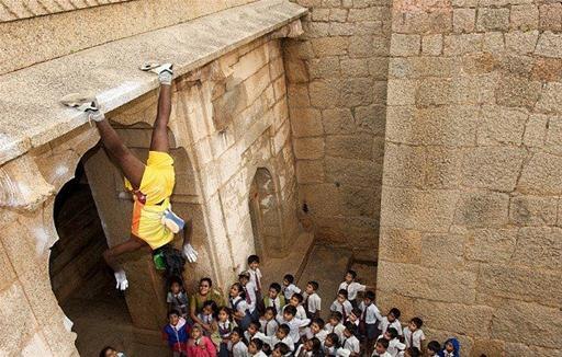 بالصوروالفيديو «سبايدر مان» الهندي: أحلم بتسلق «برج خليفة» في دبي Indian-spiderman-defies-gravity-and-death.w654