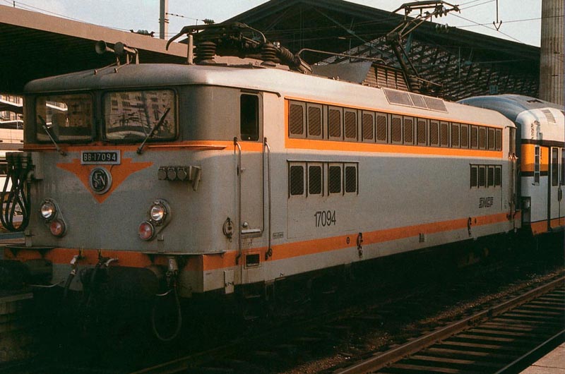 Quelle locomotive devant une rame de VB2N ancienne livrée beige/orange ? Bb17000-49e797b