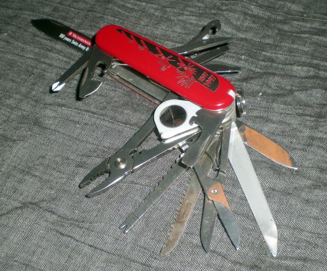  Ma collection Victorinox et wenger. [par Lucke] Dscn5787-3ee2939